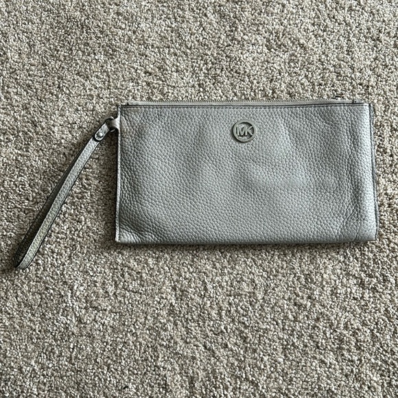 Michael Kors leather wristlet - Picture 1 of 5